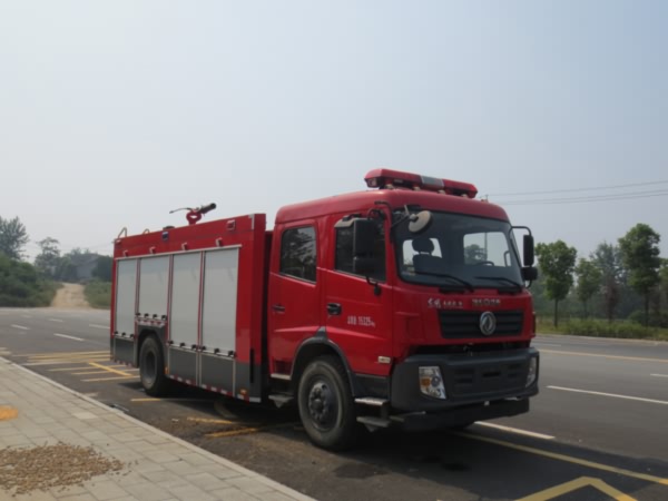 東風153型泡沫消防車